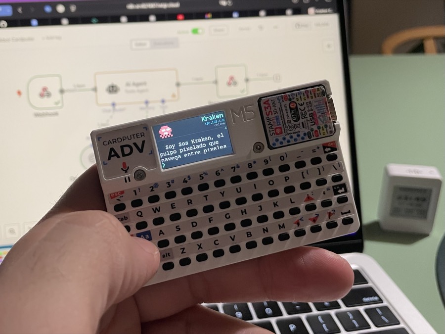 KrakBot-M5 corriendo en un M5Stack Cardputer ADV, mostrando la mascota Kraken conectada a un workflow de n8n